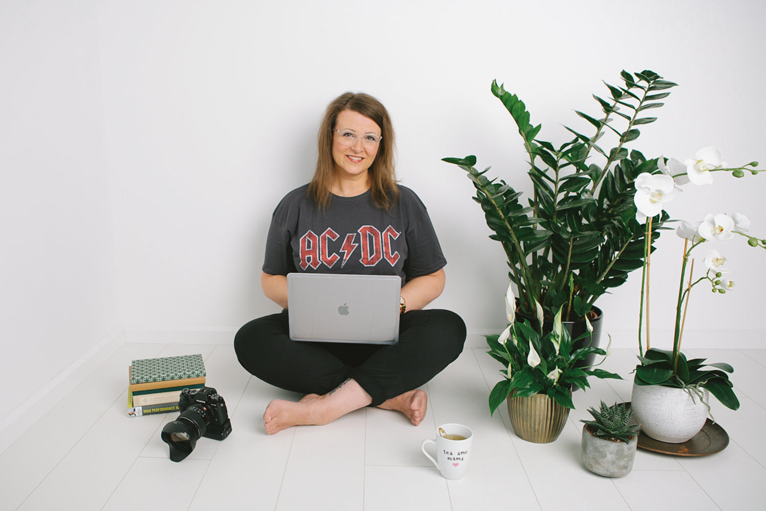 Yvonne Dutch Artist is a former photographer and business mentor for creatives. She now created Empowerment Art and Literature for Women.